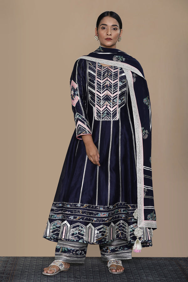 Amna Kaleedar Long Kurta with Straight Pants